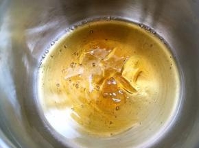 加入麦芽糖，小火加热，边加热边搅拌