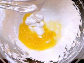 加入融化的黄油，打发均匀