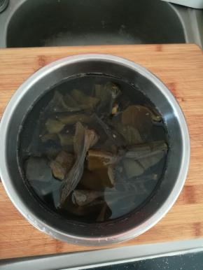 干海带冷水浸泡，泡发，清洗干净。