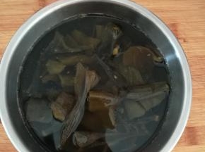 干海带冷水浸泡，泡发，清洗干净。