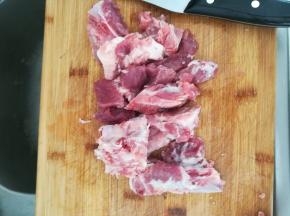 猪骨剁成块。