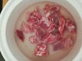 冷水浸泡去血水。