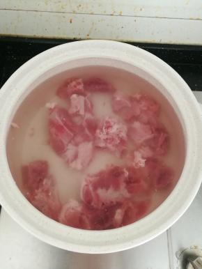 冷水下锅，大火烧开。