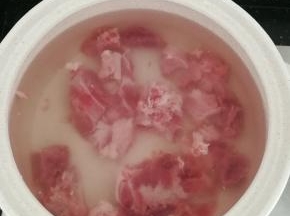 冷水下锅，大火烧开。