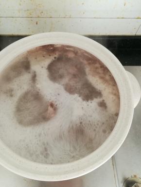 大火煮开后，会有一层浮沫。