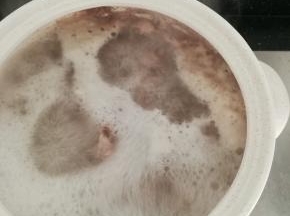 大火煮开后，会有一层浮沫。