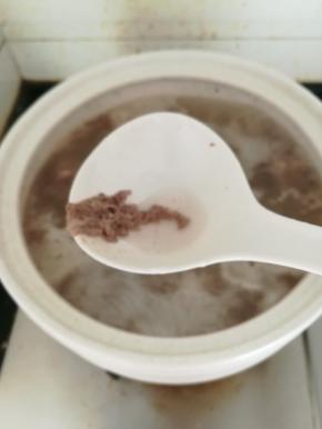 用勺子捞出浮沫。