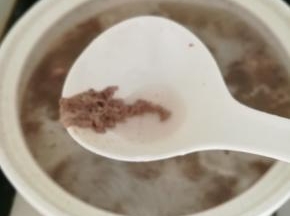 用勺子捞出浮沫。