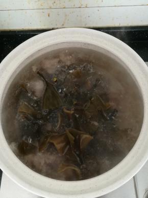 加入海带。小火炖煮一个小时。