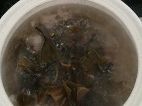 加入海带。小火炖煮一个小时。