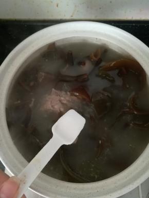 出锅前加入适量的盐调味。