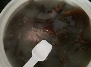 出锅前加入适量的盐调味。