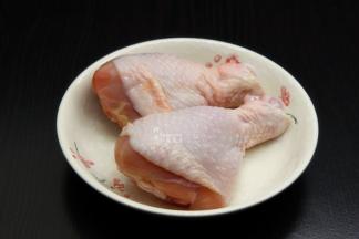 准备食材：鸡腿、孜然粉等；