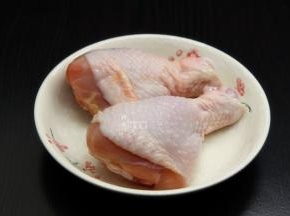 准备食材：鸡腿、孜然粉等；