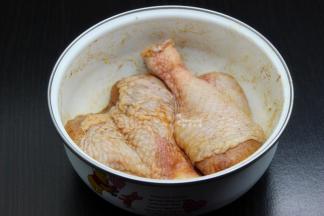 鸡腿洗净，中间划开，放盐、料酒、孜然粉、姜粉拌均腌制30分钟；