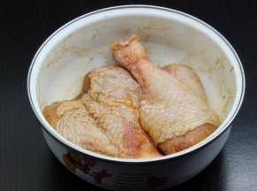 鸡腿洗净，中间划开，放盐、料酒、孜然粉、姜粉拌均腌制30分钟；