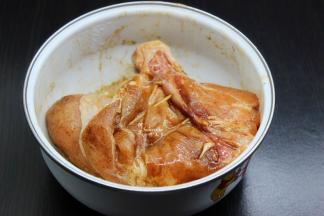 腌制好的鸡腿用牙签撑开；