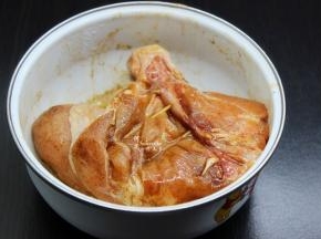 腌制好的鸡腿用牙签撑开；