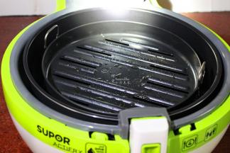 空气炸锅盘上涂抹一层油；