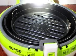 空气炸锅盘上涂抹一层油；