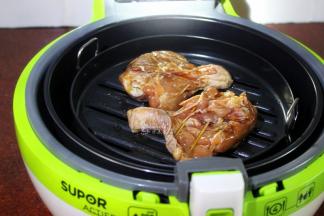 把鸡腿放入烤盘中；