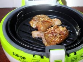 把鸡腿放入烤盘中；