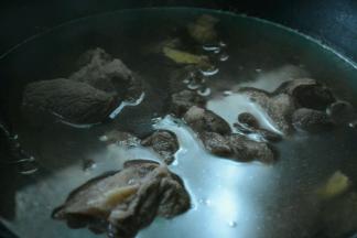 牛腱子肉洗干净，冷水泡去血水。锅中加入适量的水，放入牛腱子肉加入香料和姜片煮至熟透。