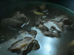 牛腱子肉洗干净，冷水泡去血水。锅中加入适量的水，放入牛腱子肉加入香料和姜片煮至熟透。