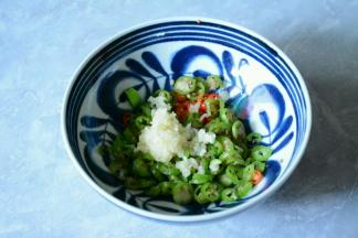 青椒，小米辣切好。蒜压泥放入碗中。