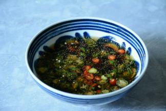 接着加入香油，生抽，白糖，盐，凉白开水混合均匀。