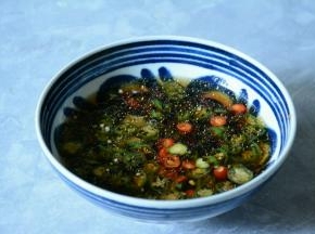 接着加入香油，生抽，白糖，盐，凉白开水混合均匀。