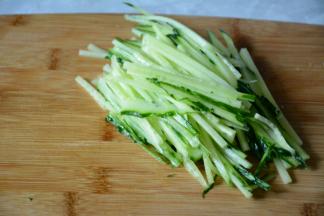 黄瓜洗干净，切丝放入盘中间垫底。