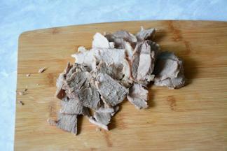 煮熟透的牛腱子肉切薄片。