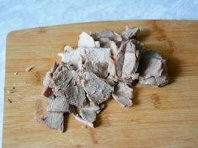 煮熟透的牛腱子肉切薄片。