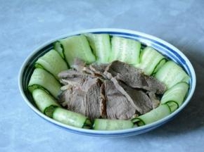 切好的牛肉整齐的摆入盘中，黄瓜薄片摆盘。调好的汤汁淋在牛肉上。