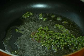 锅中倒入适量的菜籽油，等油熟烫之后关火约1分钟后，加入青花椒翻炒两下。然后将花椒和油一同淋入盘中牛肉上就可以啦。