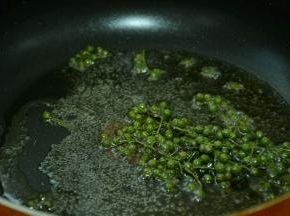 锅中倒入适量的菜籽油，等油熟烫之后关火约1分钟后，加入青花椒翻炒两下。然后将花椒和油一同淋入盘中牛肉上就可以啦。