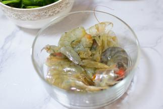 将三只虾去头去壳去虾线。另外两只虾留完整的