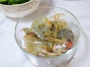 将三只虾去头去壳去虾线。另外两只虾留完整的