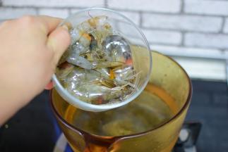 将虾倒入在清水中