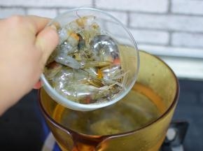 将虾倒入在清水中