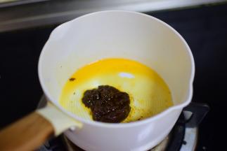 并且一个锅锅中油热，加入沙茶酱