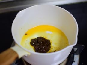 并且一个锅锅中油热，加入沙茶酱