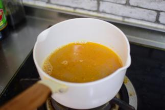 将煮虾的汤，倒入在锅中。