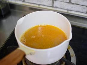 将煮虾的汤，倒入在锅中。