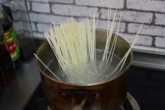 另起一个锅，水开，煮面条，将煮熟的面条倒放在碗中。