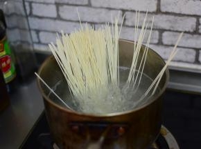 另起一个锅，水开，煮面条，将煮熟的面条倒放在碗中。