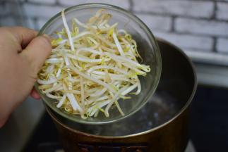 将豆芽倒在煮面条的汤中烫几分钟。