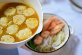 将虾，豆芽，面条，菠菜放在一个碗中，再将丸子汤，倒入在碗中。