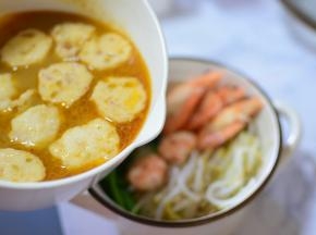 将虾，豆芽，面条，菠菜放在一个碗中，再将丸子汤，倒入在碗中。